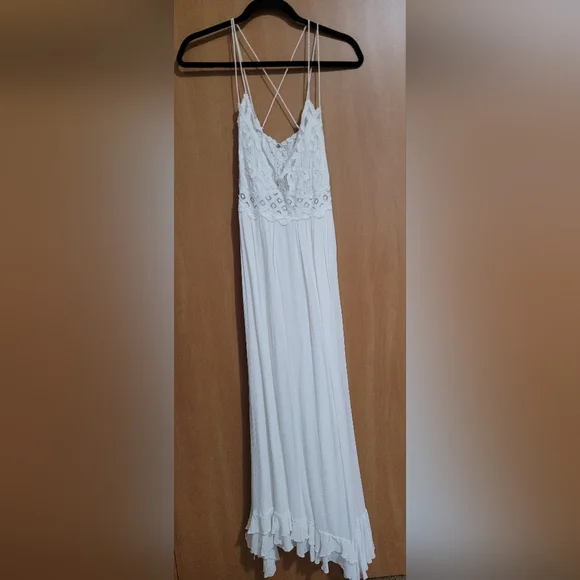 Elegant White Lace Maxi Dress - Picture 3 of 6